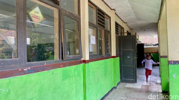 Siswa saat berlarian tanpa alas kaki di sekolah dekat PLTU Pelabuhanratu