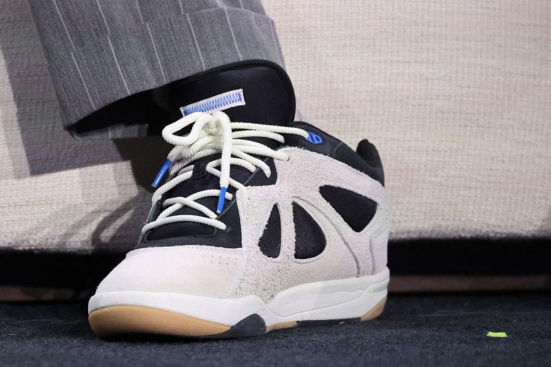 Sneakers Adidas Bad Bunny di Super Bowl 2026 SAN FRANCISCO, CALIFORNIA - FEBRUARY 05: Bad Bunny, shoe detail BadBo 1.0, speaks onstage during the Super Bowl LX Pregame & Apple Music Super Bowl LX Halftime Show Press Conference at Moscone Center West on February 05, 2026 in San Francisco, California. (Photo by Mike Coppola/Getty Images)