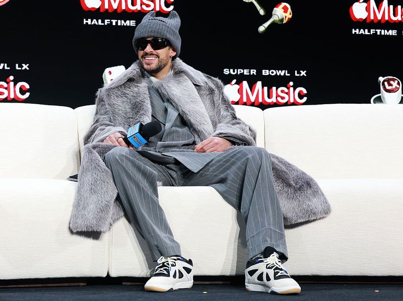 Sneakers Adidas Bad Bunny di Super Bowl 2026 SAN FRANCISCO, CALIFORNIA - FEBRUARY 05: Bad Bunny appears onstage during the Super Bowl LX Pregame & Apple Music Super Bowl LX Halftime Show Press Conference at Moscone Center West on February 05, 2026 in San Francisco, California. (Photo by Kevin Mazur/Getty Images for Roc Nation)
