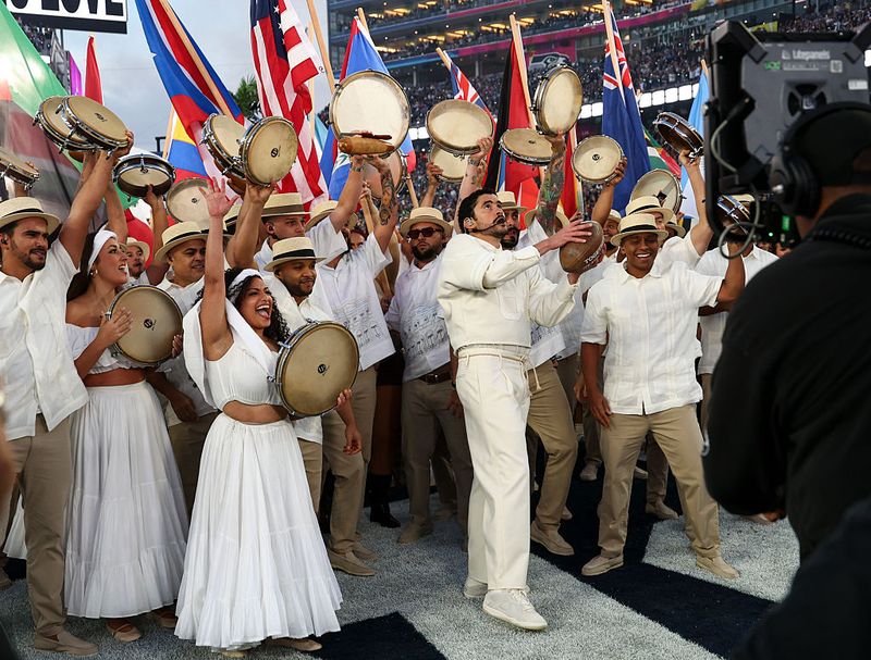 Sneakers Adidas Bad Bunny di Super Bowl 2026 SANTA CLARA, CALIFORNIA - FEBRUARY 8: Bad Bunny performs in the Apple Music Halftime Show during the NFL Super Bowl 60 football game between the Seattle Seahawks and the New England Patriots, at Levi's Stadium on February 8, 2026 in Santa Clara, California. (Photo by Kevin Sabitus/Getty Images)