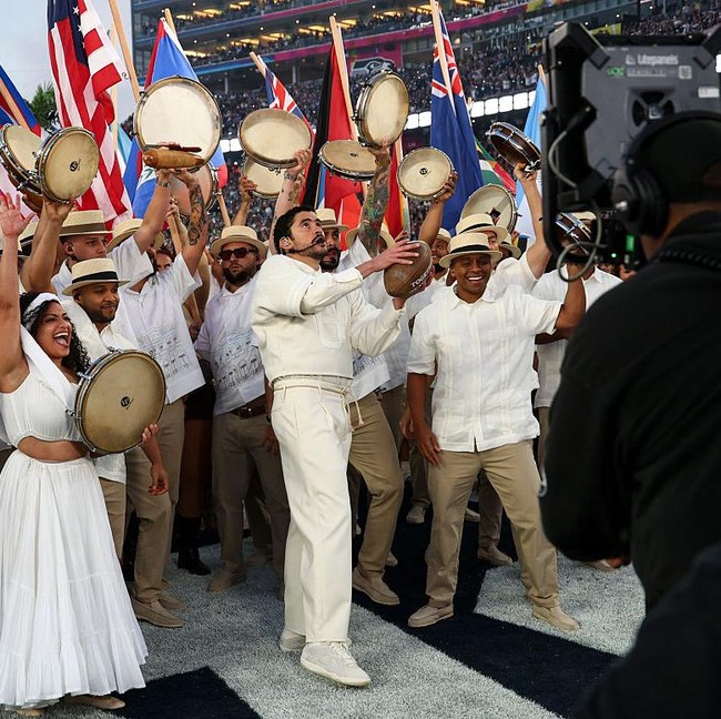 Foto: Detail Gaya Bad Bunny di Super Bowl, Penampilannya Bikin Trump Berang
