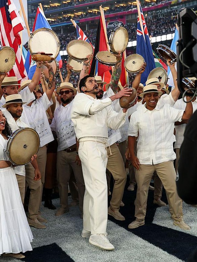 Foto: Detail Gaya Bad Bunny di Super Bowl, Penampilannya Bikin Trump Berang