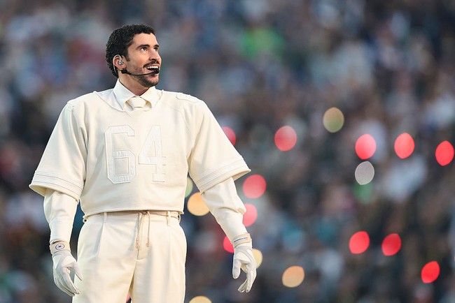 Gaya busana Bad Bunny selama ini dikenal selalu menabrak ekspektasi. Tanpa terkecuali saat ia menjadi penampil utama Super Bowl LX Halftime Show di Levi’s Stadium, Santa Clara, California, Amerika Serikat, pada Minggu (8/2/2026). (Foto: Kathryn Riley/Getty Images)