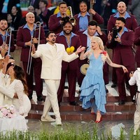 Lady Gaga dan Ricky Martin juga menyumbangkan sebuah lagu di tengah. Penampilan tersebut sebenarnya bisa memberi kesempatan bagi Bad Bunny untuk berganti kostum. Namun, mantan kekasih Kendall Jenner ini tetap setia pada tema, kembali tampil dengan busana berwarna senada, tapi kali ini dengan blazer double-breasted.  perubahan yang begitu subtil hingga mungkin luput dari perhatian banyak penonton. (Foto: Thearon W. Henderson/Getty Images)