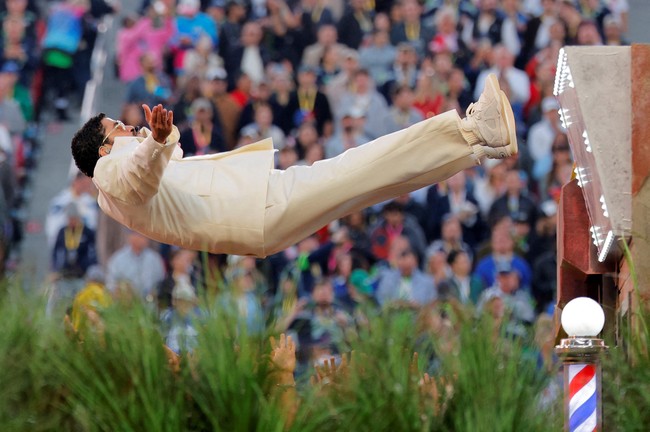 Meski minimalis, wardrobe produksi tetap memberi penghormatan pada Puerto Rico, tema yang konsisten dalam fashion Bad Bunny. Para penari mengenakan topi jerami tradisional pava serta warna bendera Puerto Rico. (Foto: REUTERS/Mike Blake)