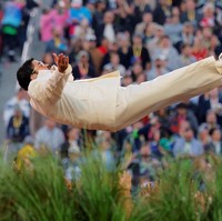 Meski minimalis, wardrobe produksi tetap memberi penghormatan pada Puerto Rico, tema yang konsisten dalam fashion Bad Bunny. Para penari mengenakan topi jerami tradisional pava serta warna bendera Puerto Rico. (Foto: REUTERS/Mike Blake)