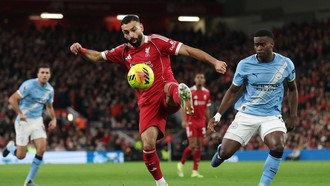 Liverpool Dilibas Man City, Arne Slot: Guehi Mestinya Dikartu Merah
