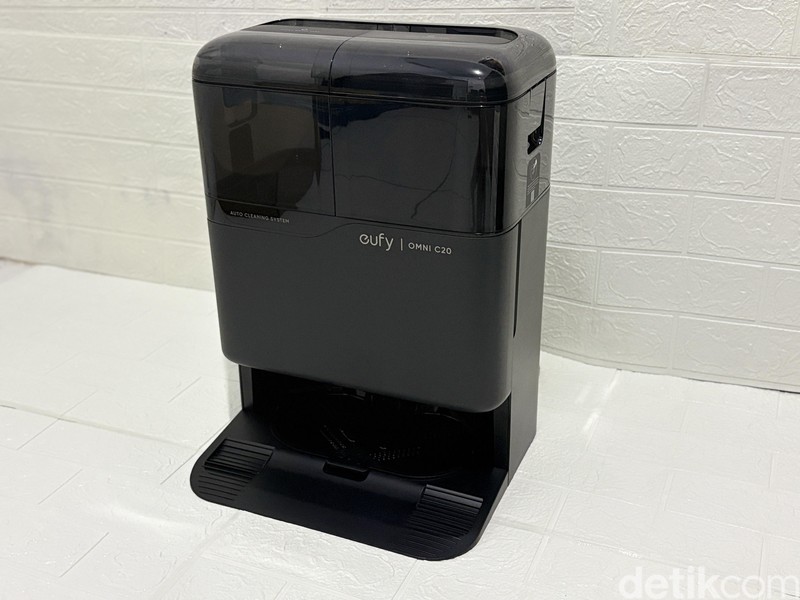 Begini tampilan Eufy Omni C20, vacuum cleaner yang jago banget bersih-bersih. Kegiatan menyapu dan mengepel menjadi lebih mudah