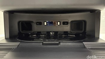 Pangkalannya terbagi menjadi tiga tingkat, yang mana bagian paling bawah untuk membersihkan bantalan pel dan memindahkan kotoran yang tadi sudah disedot. Foto: Panji Saputro/detikINET