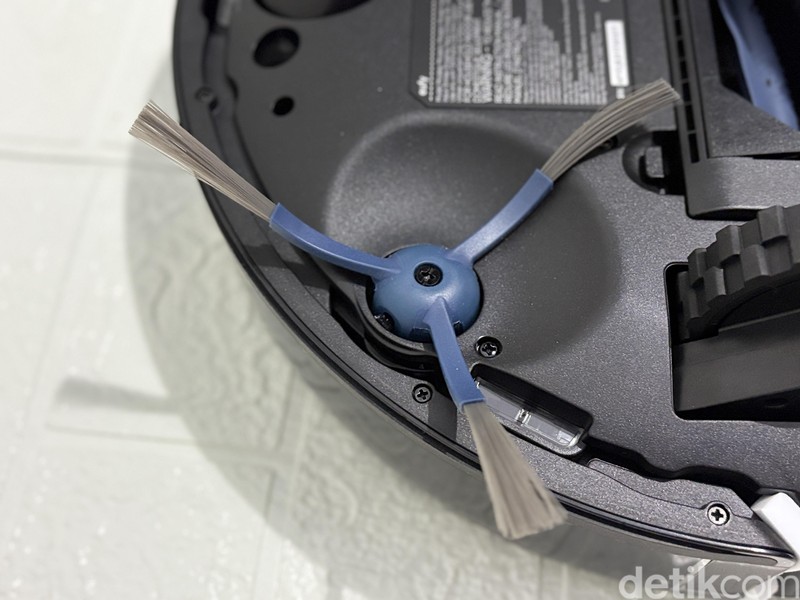 Begini tampilan Eufy Omni C20, vacuum cleaner yang jago banget bersih-bersih. Kegiatan menyapu dan mengepel menjadi lebih mudah