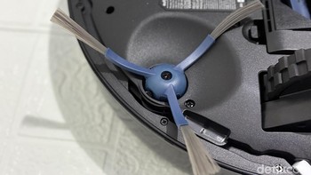 Proses menghisap debu didukung sikat kecil yang sangat berguna mendekatkan kotoran di sela-sela atau sudut rumah ke jangkauan lubang penyedotnya. Foto: Panji Saputro/detikINET