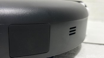 Proses menghisap debu didukung sikat kecil yang sangat berguna mendekatkan kotoran di sela-sela atau sudut rumah ke jangkauan lubang penyedotnya. Foto: Panji Saputro/detikINET