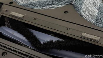 Di bagian lubang penyedot disisipkan sebuah sisir, yang akan membantu membersihkan rambut panjang dari rol sikat. Foto: Panji Saputro/detikINET