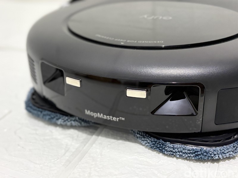 Begini tampilan Eufy Omni C20, vacuum cleaner yang jago banget bersih-bersih. Kegiatan menyapu dan mengepel menjadi lebih mudah.