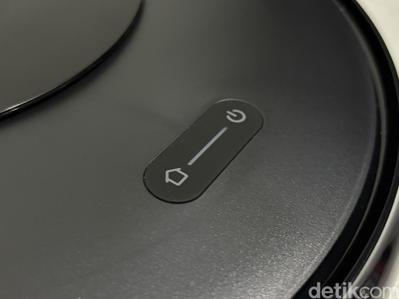 Begini tampilan Eufy Omni C20, vacuum cleaner yang jago banget bersih-bersih. Kegiatan menyapu dan mengepel menjadi lebih mudah.