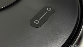 Bagian atasnya terdapat tombol power dan home. Foto: Panji Saputro/detikINET