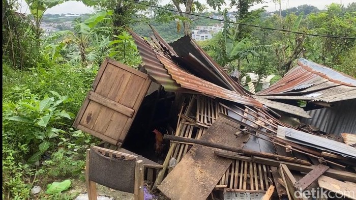 Suasana rumah warga terdampak tanah gerak di Kelurahan Jangli, Kecamatan Tembalang, Kota Semarang, Senin (9/2/2026).