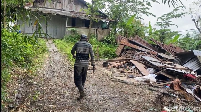 Suasana rumah warga terdampak tanah gerak di Kelurahan Jangli, Kecamatan Tembalang, Kota Semarang, Senin (9/2/2026).