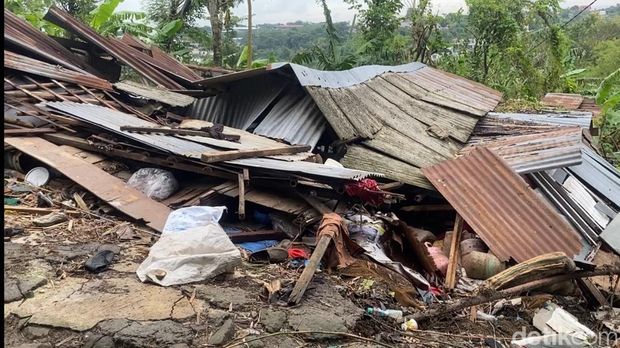 Suasana rumah warga terdampak tanah gerak di Kelurahan Jangli, Kecamatan Tembalang, Kota Semarang, Senin (9/2/2026).