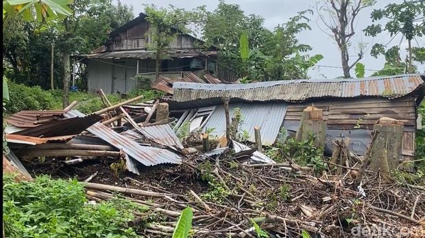 uasana rumah warga terdampak tanah gerak di Kelurahan Jangli, Kecamatan Tembalang, Kota Semarang, Senin (9/2/2026).