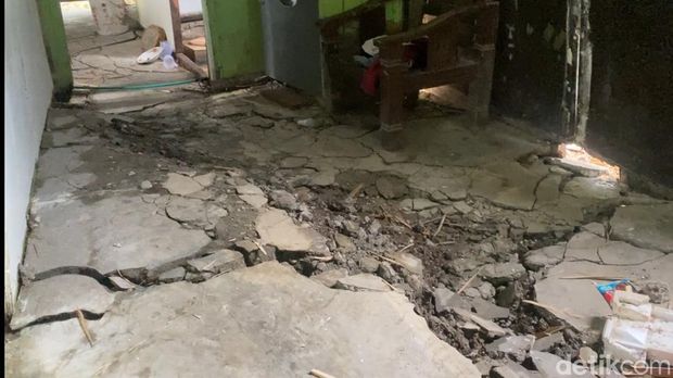 Suasana rumah warga terdampak tanah gerak di Kelurahan Jangli, Kecamatan Tembalang, Kota Semarang, Senin (9/2/2026).