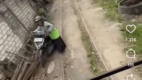 Viral Emak-emak Terserempet Kereta Wisata Blora, Naik Motor di Tengah Rel
