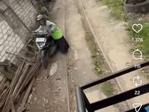 Viral Emak Pemotor Melaju di Tengah Rel-Terserempet Kereta Wisata Blora
