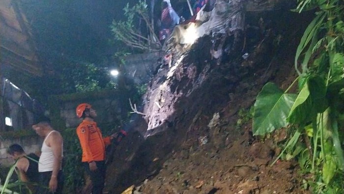 Tebing 15 Meter di Sukaraja Bogor Longsor, 4 Rumah Warga Terancam