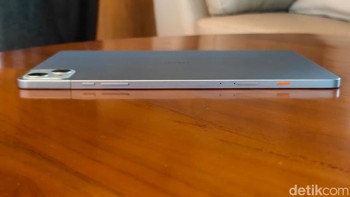 Tablet ini juga mendukung konektivitas seluler 4G melalui slot SIM card, sehingga dapat digunakan untuk belajar dan bekerja secara online tanpa bergantung pada jaringan Wi-Fi. Untuk keamanan, Tecno menyematkan sensor sidik jari di sisi bodi perangkat. Foto: Adi Fida Rahman/detikINET