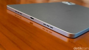 Dari sisi daya, Tecno Megapad SE dibekali baterai berkapasitas 8.000 mAh yang diklaim mampu memutar video hingga 15 jam. Pengisian daya didukung teknologi fast charging 18W untuk menghemat waktu pengisian. Foto: Adi Fida Rahman/detikINET