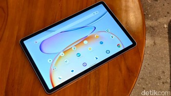 Tecno Megapad SE mengusung layar 11 inch beresolusi Full HD+ (1920 x 1200 piksel) dengan refresh rate hingga 90Hz. Panel ini menawarkan tingkat kecerahan mencapai 440 nits dan rasio kontras 1500:1, sehingga tetap nyaman digunakan untuk membaca materi pelajaran, menonton video, maupun multitasking. Untuk kenyamanan mata, layar Megapad SE juga telah mengantongi sertifikasi TÜV Rheinland Low Blue Light serta dilengkapi mode gelap. Foto: Adi Fida Rahman/detikINET