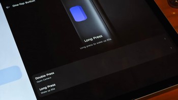 Sebagai tablet AI, Tecno Megapad SE dibekali beragam fitur cerdas yang terintegrasi langsung ke dalam sistem. Salah satunya adalah AI Quick Button yang memungkinkan pengguna mengakses Ella Voice Assistant hanya dengan satu sentuhan. Asisten virtual ini mendukung tanya jawab berbasis foto, ekstraksi teks sekali ketuk, serta berbagai fungsi produktivitas lainnya. Foto: Adi Fida Rahman/detikINET