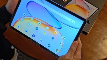 Tecno juga menghadirkan AI Writing Tools untuk membantu proofreading, penyempurnaan teks, hingga pengeditan dokumen berbasis AI. Sementara itu, AI Drawing Board memungkinkan pengguna mengubah sketsa sederhana menjadi ilustrasi otomatis. Untuk komunikasi lintas bahasa, tersedia AI Translation yang mendukung terjemahan teks, foto, hingga percakapan secara real-time. Foto: Adi Fida Rahman/detikINET