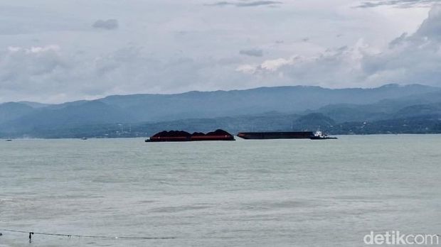 Tongkang batu bara tampak berhenti di perairan Pelabuhanratu, menunggu giliran sandar