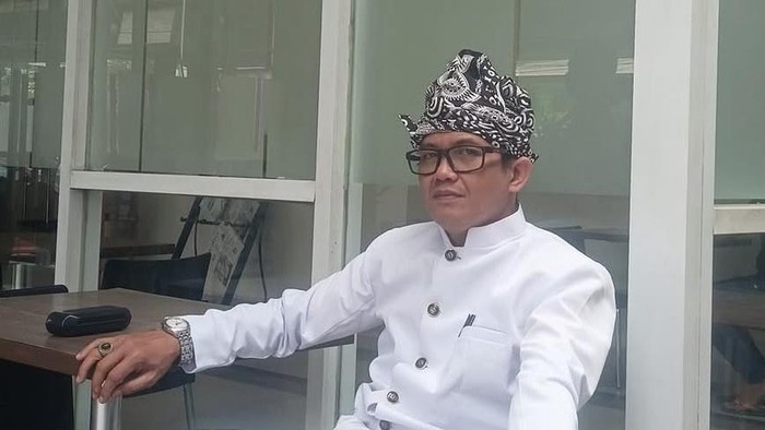 Lembaga adat Tongkonan Adat Sang Torayan (TAST) menyoroti Aliansi Masyarakat Adat Nusantara (AMAN) terkait  sidang adat terhadap komika Pandji Pragiwaksono.