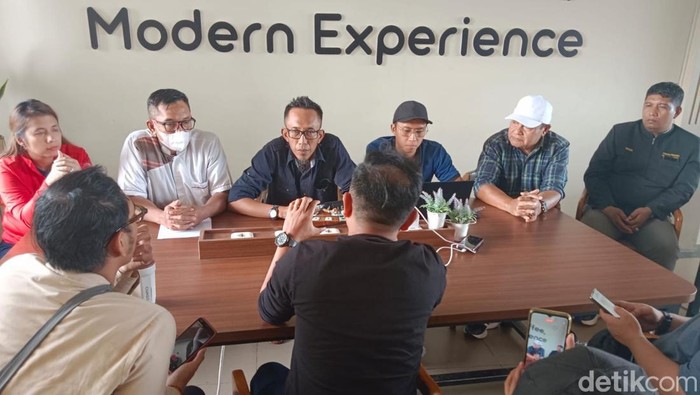 TPP Caketum KONI Kubu Raya menyampaikan klarifikasi terkait isu liar menyoal penjaringan Bakal Caketum KONI Kubu Raya. (Ocsya Ade CP)