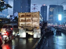 Truk Tabrak Separator Busway di Gatsu Arah Kuningan, Rute TransJ Dialihkan