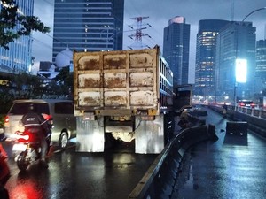 Truk Tabrak Separator Busway di Gatsu Arah Kuningan, Rute TransJ Dialihkan