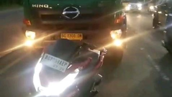 Petugas Dishub Palembang Nyaris Ditabrak Truk Saat Bertugas
