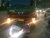 Petugas Dishub Palembang Nyaris Ditabrak Truk Saat Bertugas