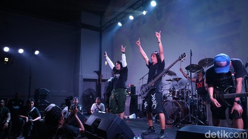 Unit brutal death metal dari Tanah Sunda, Jasad, menghentak panggung Mocking The Wretched Asia Tour 2026 di Nebula Social Space, Denpasar, Bali, Minggu (8/2/2026) malam. (Foto: Aryo Mahendro/detikBali)