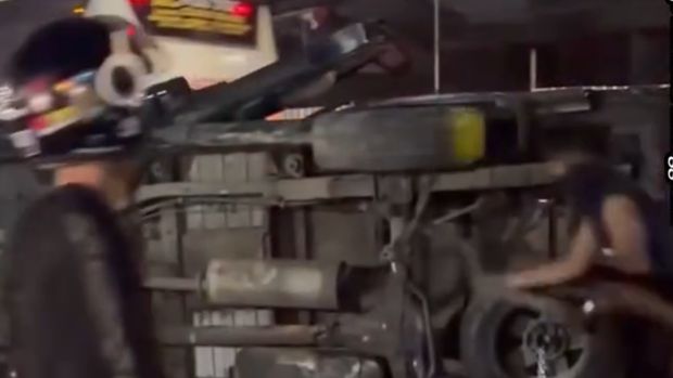 Video viral Panther kabur usai tabrak becak motor di Tulungagung dikejar massa dan polisi hingga Kediri.