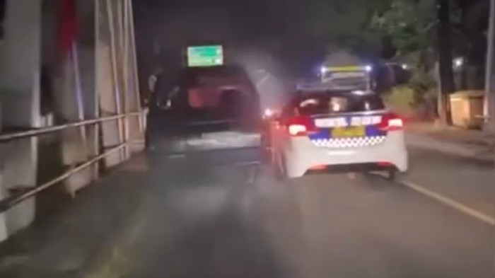 Video viral Panther kabur usai tabrak becak motor di Tulungagung dikejar massa dan polisi hingga Kediri.