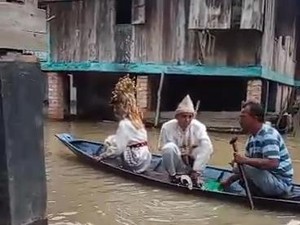Pengantin di Sumsel Gelar Resepsi Nikah di Tengah Banjir