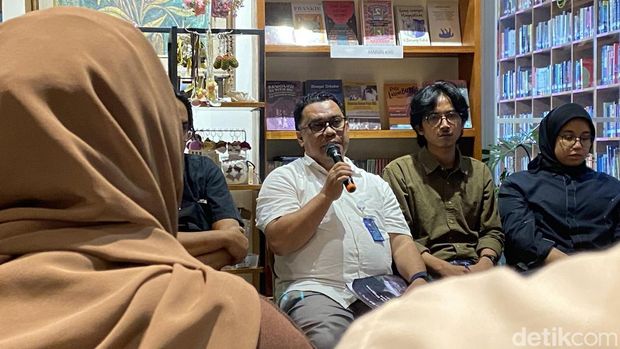 Wakil Kepala Divisi Regional Perhutani Jawa Barat dan Banten, Agus Yulianto (tengah) saat diskusi peluncuran Kertas Kerja Trend Asia, LBH Bandung dan Walhi Jabar