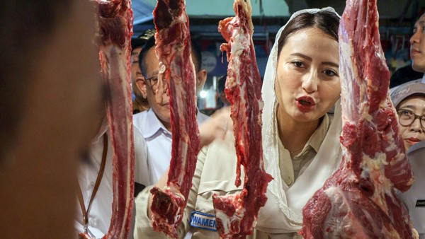 Wamendag Tinjau Harga Bahan Pokok di Pasar Cisalak Jelang Ramadan