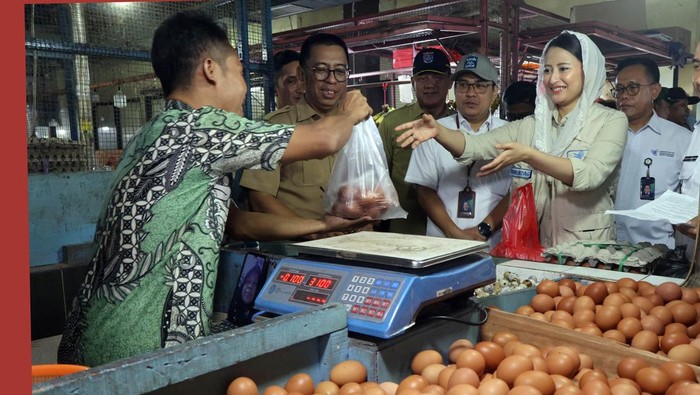 Wakil Menteri Perdagangan (Wamendag) Dyah Roro Esti Widya Putri (kanan) didampingi Wakil Wali Kota Depok Chandra Rahmansyah (tengah) berbincang dengan pedagang saat meninjau harga bahan pokok di Pasar Cisalak, Kota Depok, Jawa Barat, Senin (9/2/2026). Kunjungan ke pasar tersebut untuk memantau serta memastikan komoditas bahan pokok seperti beras, minyak goreng, daging, telur dan ayam potong stabil dan stok aman jelang bulan suci Ramadhan 1447 H. ANTARA FOTO/Yulius Satria Wijaya/wsj.