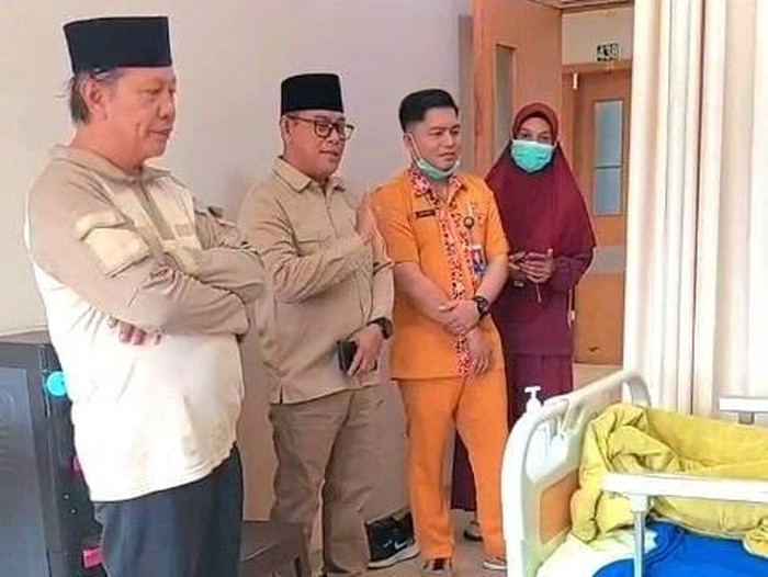 Wawali Tarakan (dua kiri) saat mengunjungi Guru Halimah di RSUD dr. H. Jusuf SK, Tarakan
