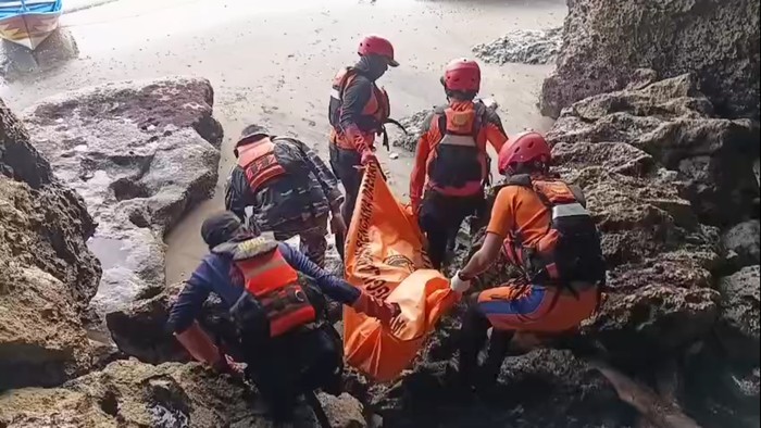 Wisatawan asal Malang yang tenggelam di Pantai Sine Tulungagung ditemukan di celah tebing batu.