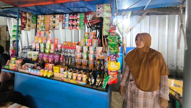 Yuli saat berjualan di warung miliknya di Cipaniis Kuningan
